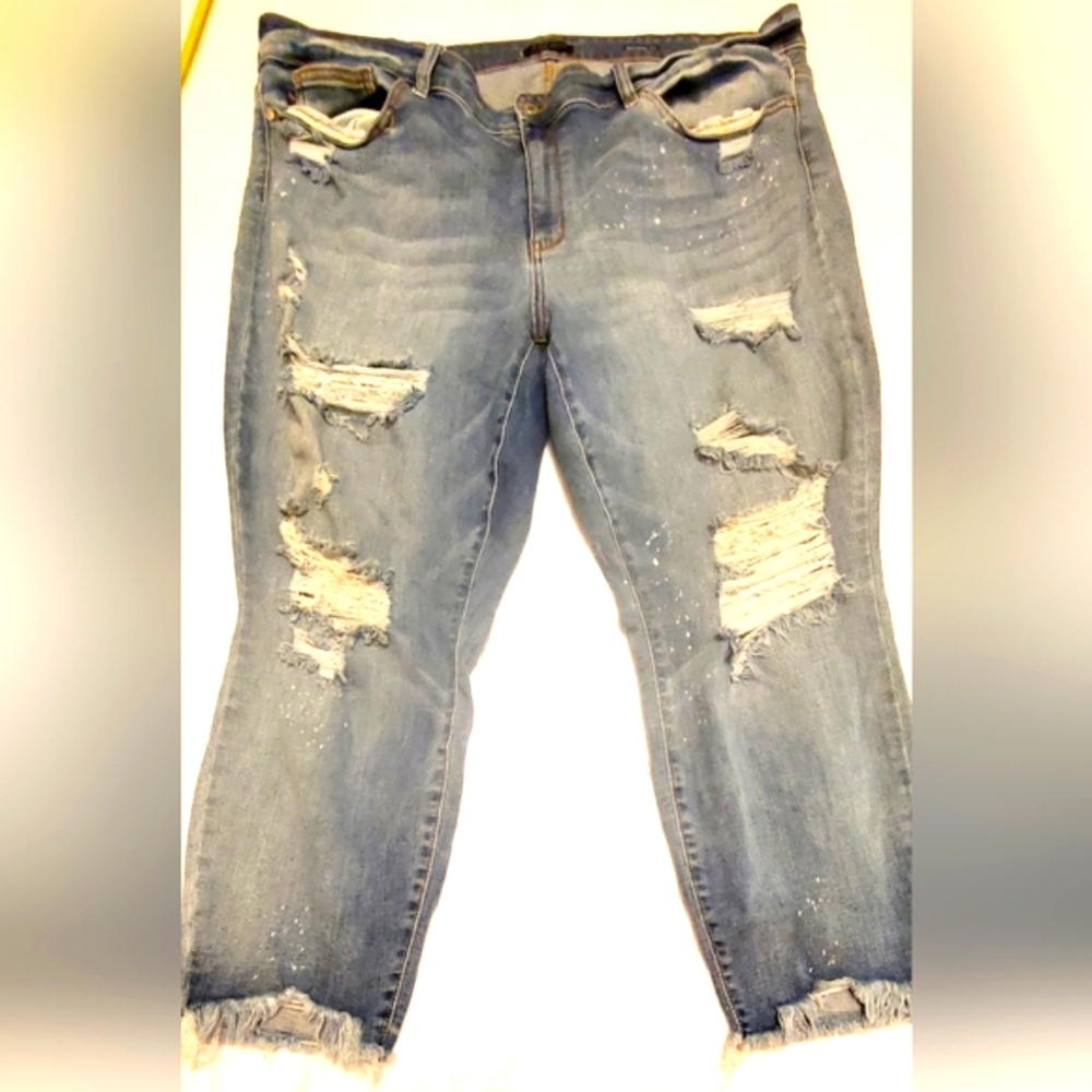 SZ 24W DISTRESSED BOYFRIEND JUDY BLUE JEANS WITH FRAYED HEM